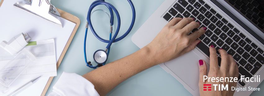 Medico scrive al computer il certificato medico online del dipendente malato da mandare all'INPS